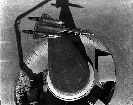 Hãng Lockheed còn đầu tư thiết kế máy bay mô hình có quy mô chỉ bằng 1/8 máy bay thật để kiểm tra tiết diện radar. Mẫu này được gắn ở trên đỉnh tháp đánh dấu đường có chiều dài 6,7 m, đặt cách tầm nhìn của radar 0,8 km.