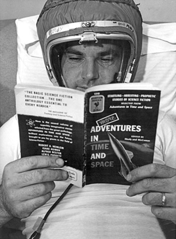 Phi công Ray Goudey đọc chùm truyện ngắn khi đang luyện thở oxi trong điều kiện áp suất cao. Mọi phi công trên chiếc U-2 buộc phải tập thở oxi trong vòng hai tiếng, tập tình huống bình tĩnh khi thiếu dưỡng khí ra sao.