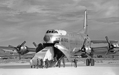 Ngày 25/7/1955, chiếc máy bay tàng hình đầu tiên mật danh U-2 được đưa đến thử nghiệm tại Vùng 51, một nơi có điều kiện khí tượng phức tạp nhất ở Mỹ. Trong ảnh là cảnh tháo dỡ từng bộ phận của U-2 từ máy bay vận tải C-124.