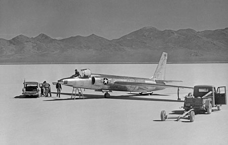 Hậu cảnh là dãy núi Groom Range, trên mặt băng, chiếc U-2 tàng hình đầu tiên được sản xuất tại nhà máy của hãng quân sự Lockheed (California) chuẩn bị được thử nghiệm bay qua lưới ra-đa phòng không.