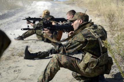Binh lính Ukraine đang tập bắn trong cuộc tập trận quân sự ở làng Schastya gần Luhansk, miền đông Ukraine