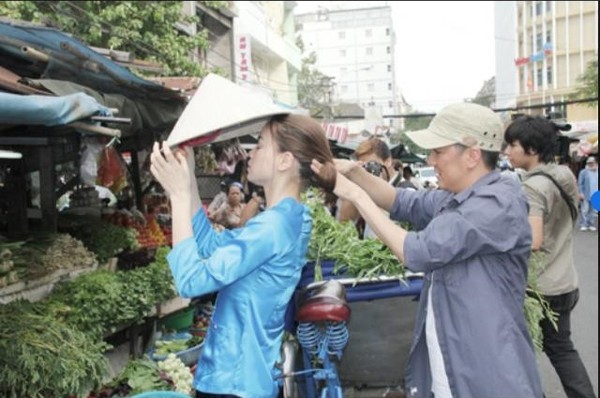 Mr Đàm giúp Hồ Ngọc Hà quấn lại tóc trước khi thực hiện 1 cảnh quay.