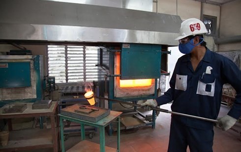 Công nhân nhà máy vàng Phước Sơn đang đúc vàng 99,99%.