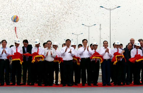 Thủ tướng Nguyễn Tấn Dũng cùng các đại biểu cắt băng thông xe tuyến cao tốc Nội Bài - Lào Cai.