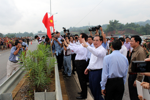Thủ tướng Nguyễn Tấn Dũng đến chào người rất đông dân đến dự lễ thông xe.