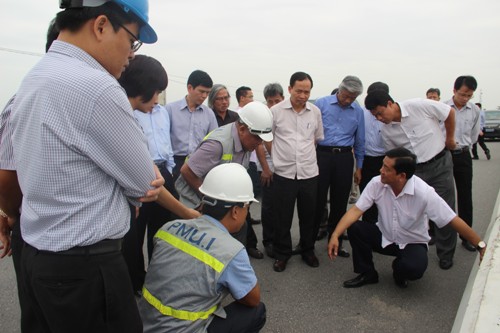 Bộ trưởng Đinh La Thăng tận mắt kiểm tra chất lượng thảm bê tông nhựa tại dự án nâng cấp QL1 đoạn Nghi Sơn (Thanh Hoá)