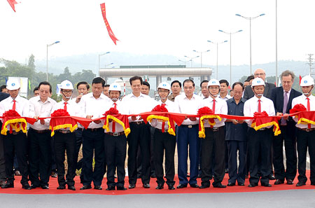 Phát biểu tại lễ thông xe, Thủ tướng Nguyễn Tấn Dũng khẳng định, tuyến cao tốc Nội Bài - Lào Cai mở ra cơ hội phát triển kinh tế - xã hội cho các địa phương khu vực Tây Bắc, thúc đẩy phát triển du lịch, giảm áp lực giao thông và TNGT trên các tuyến quốc lộ hiện hữu. Thủ tướng cũng yêu cầu Bộ GTVT chỉ đạo chủ đầu tư khẩn trương hoàn thành các công trình phụ trợ trên tuyến và sớm hoàn thành 19 km cao tốc nối từ Lào Cai tiếp giáp với Trung Quốc; mở rộng từ 2 lên 4 làn cao tốc từ Yên Bái đến Lào Cai...