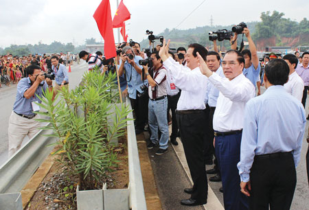 Thủ tướng Nguyễn Tấn Dũng cùng nguyên Tổng Bí thư Nông Đức Mạnh chia sẻ niềm vui ngày thông xe tuyến cao tốc dài nhất Việt Nam với rất đông người dân có mặt trên tuyến.