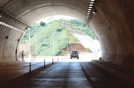 Hầm duy nhất xuyên núi dài 530m trên tuyến cao tốc