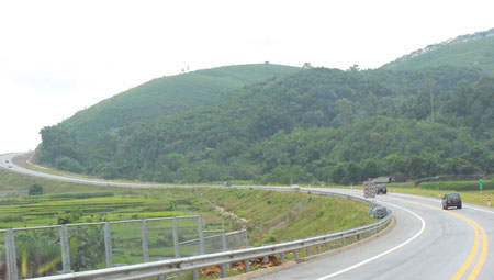 Do chạy qua những vùng núi cao, hẻo lánh của tỉnh Phú Thọ, Yên Bái và Lào Cai nên tuyến đường này như một dải lụa vắt ngang giữa núi rừng Tây Bắc