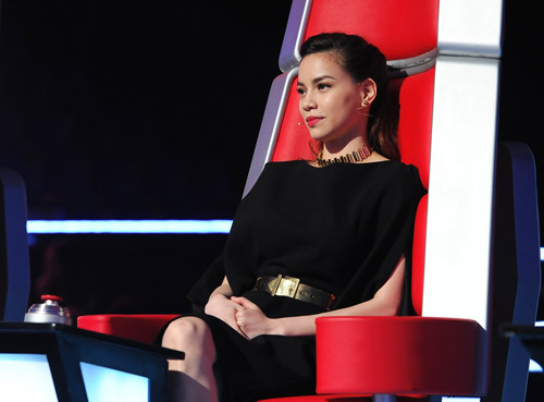 Trong chương trình The Voice 2013, Hà Hồ cũng vướng phải nhiều scandal như mặc dù ít tuổi hơn nhưng Hà Hồ đã gọi Anh Thuý là em hay bị diva Thanh Lam nghi ngờ năng lực đào tạo thí sinh.