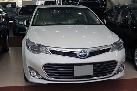 Toyota Avalon hybrid tại một đại lý bán xe ở Tp.HCM - Ảnh: Đức Quang/VnExpress