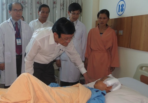 Chủ tịch nước thăm hỏi các bệnh nhân tại Gia Lai
