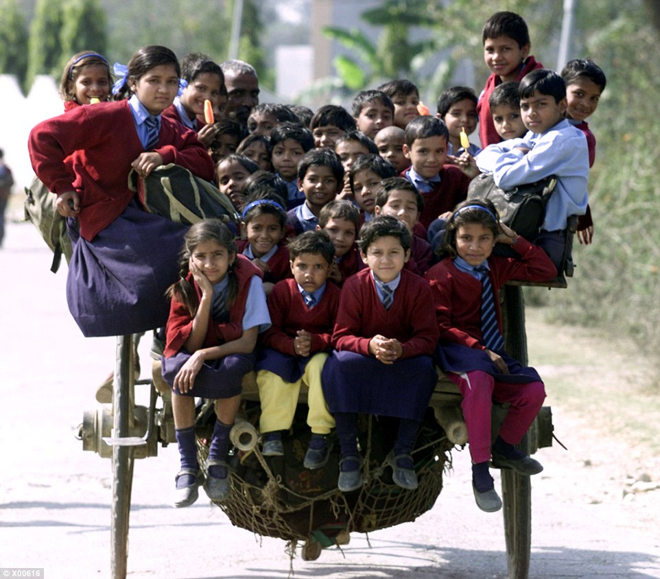 Ở ngoại ô New Delhi, Ấn Độ, 1 chiếc xe do 1 ngựa thồ có thể phải chở tới 45 học sinh tới trường cùng lúc 