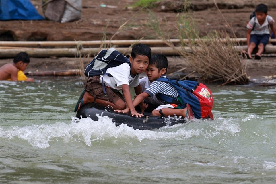 Dùng lốp để làm bè qua sông là cách tới trường của học sinh tại tỉnh Rizal, Philippine