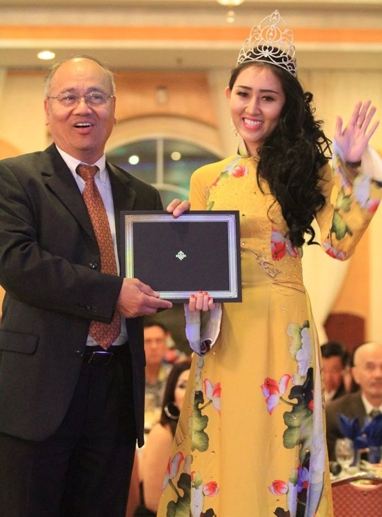 Ngài thị trưởng thành phố Milpitas (Mayor of Milpitas - Jose Esteves) trao tặng giải thưởng Hoa hậu cho Huỳnh Thuý Anh