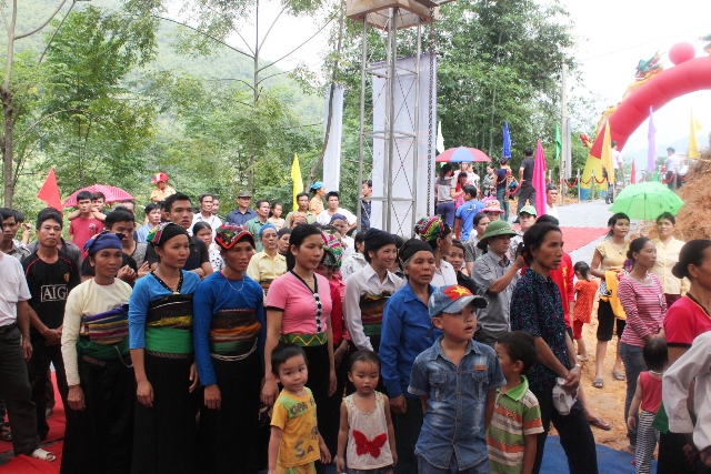 Đông đảo người dân xã Nam Tiến ( huyện Quan Hóa) đến dự lễ phát động khởi công xây dựng cầu treo bản Lếp