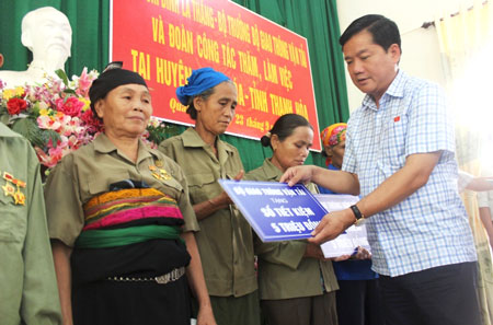 Bộ trưởng trao quà cho các cựu TNXP huyện Quan Hóa