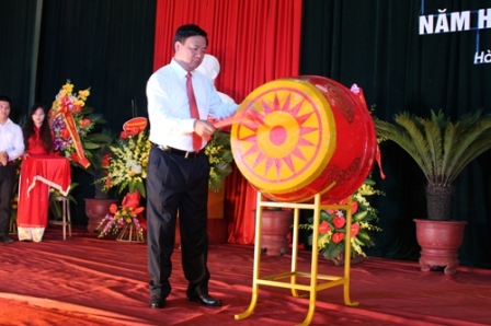 Bộ trưởng Đinh La Thăng đánh trống khai giảng năm học 2014 - 2015