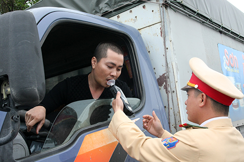 CSGT Quảng Ninh kiểm tra nồng độ cồn siêu nhanh khi tài xế vẫn ngồi trên xe