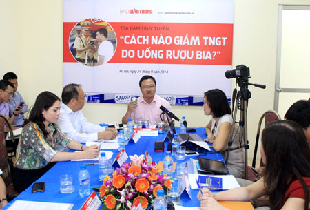 Ông Khuất Việt Hùng - Phó Chủ tịch chuyên trách Ủy ban ATGT Quốc gia phát biểu tại buổi tọa đàm 