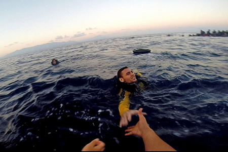 Một người di cư đang được cảnh sát biển Thổ Nhĩ Kỳ cứu hộ ngày 12/9/2014