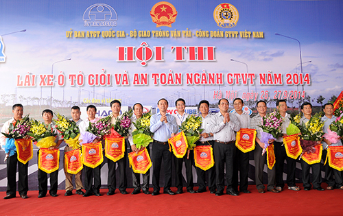 Thứ trưởng Lê Đình Thọ trao cờ và hoa cho đại diện các đoàn tham gia