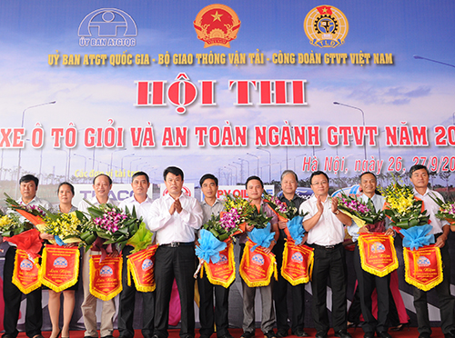 Chủ tịch Công đoàn GTVT Việt Nam Đỗ Nga Việt tặng hoa và cờ cho các đơn vị tham dự hội thi 