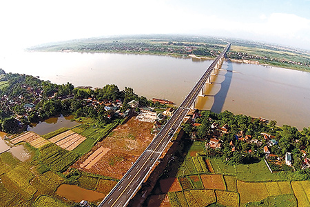  Cầu Vĩnh Thịnh bắc qua sông Hồng được triển khai bằng vốn ODA Hàn Quốc - Ảnh: Lê Hiếu