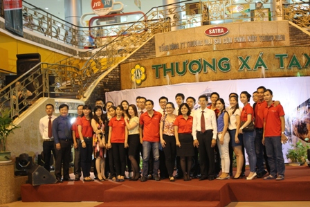 Cán bộ, nhân viên Tổng công ty Thương mại Sài Gòn TNHH MTV Thương xá Tax cũng chụp hình ghi lại dấu ấn