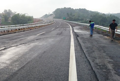 Vết nứt trên tuyến cao tốc Nội Bài - Lao Cai là bất khả kháng