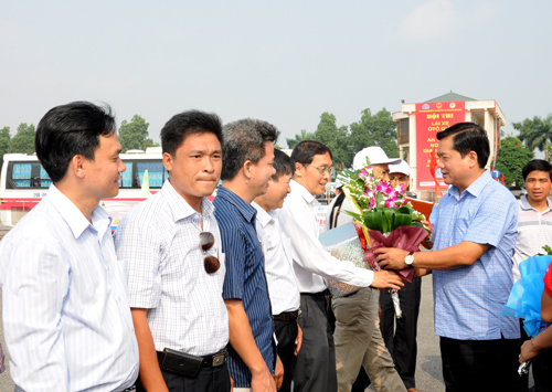 Bộ trưởng Đinh La Thăng tặng hoa, biểu dương các tài xế giỏi, có hàng trăm km an toàn