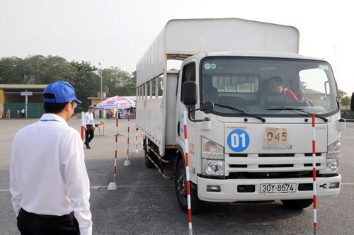 Phần lái xe thực hành đặt ra cho các thí sinh nhiều tình huống khó