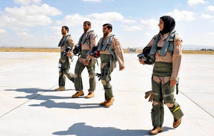 Nữ phi công cùng các chiến hữu trở về sau khi tham gia không kích IS