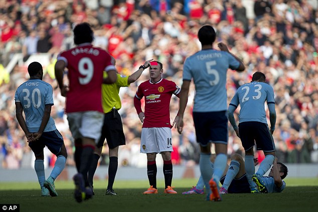 Rooney phải nhận thẻ đỏ trong trận đấu với West Ham