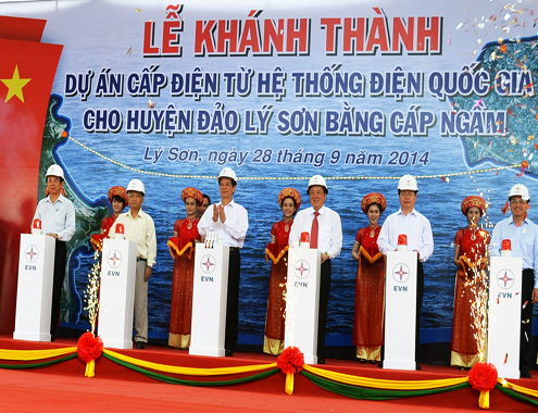 Thủ tướng Nguyễn Tấn Dũng cùng lãnh đạo các bộ ngành trong lễ khánh thành dự án cấp điện từ hệ thống điện quốc gia cho huyện đảo Lý Sơn. Ảnh: Trí Tín.
