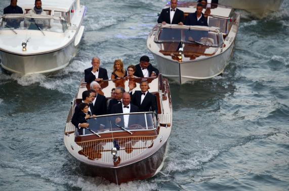 Chú rể George Clooney cũng ngồi trên một du thuyền tới địa điểm tổ chức hôn ễ