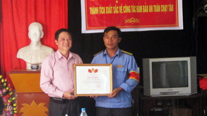 Công đoàn đường sắt Việt Nam tặng giấy khen cho anh Nguyễn Anh Hoàng (Ảnh: Tuổi trẻ)