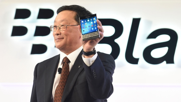 CEO John Chen của BlackBerry đã “tranh thủ” chọc ngoáy Apple vào ngày 25/9 trong buổi ra mắt thiết bị smartphone mới nhất của công ty có tên Passport: “Tôi đố các bạn bẻ cong được Passport đấy”.