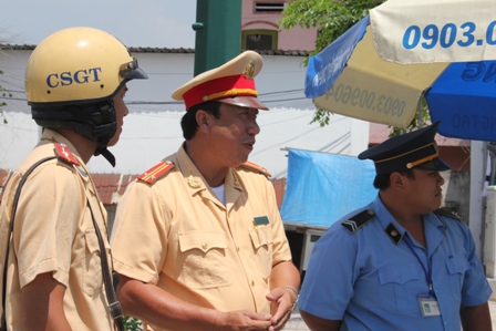 Trung tá Nguyễn Văn Hải, Đội trưởng Đội CSGT Tuần tra dẫn đoàn chỉ huy cân xe tại hiện trường