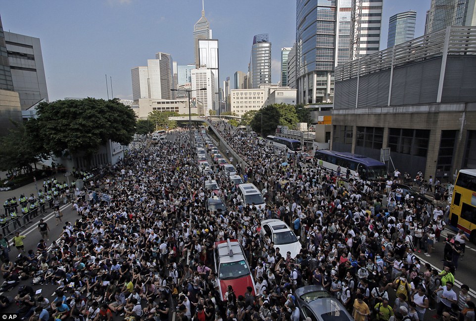 Một trong những con phố chính tại trung tâm tài chính của Hong Kong bị khóa chặt bởi dòng người biểu tình