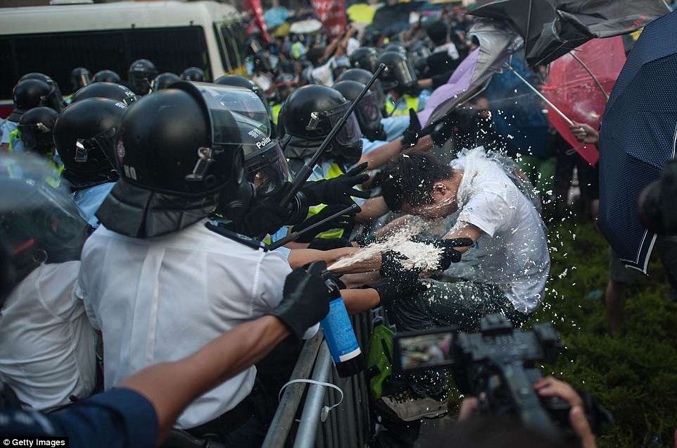 Cảnh sát dùng hơi cay trấn áp người biểu tình