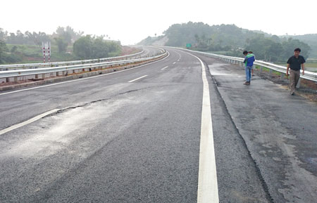 Vết nứt đoạn Km83 cao tốc Nội Bài - Lào Cai