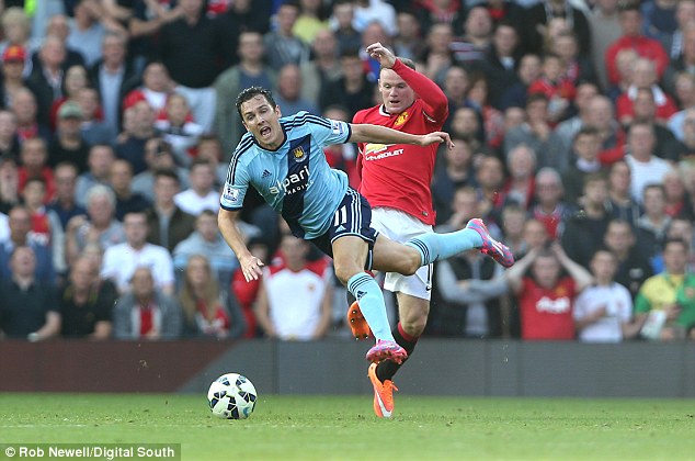 Pha phạm lỗi dẫn đến chiếc thẻ đỏ của Rooney trong trận đấu với West Ham