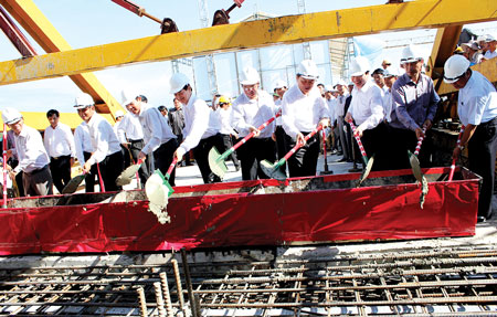 Thủ tướng Nguyễn Tấn Dũng cùng các đại biểu thực hiện nghi thức hợp long cầu Cửa Đại 