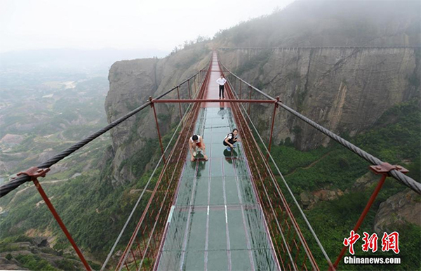 Cây cầu này được đặt ở độ cao 180 m so với mặt đất ở tỉnh Hồ Nam.