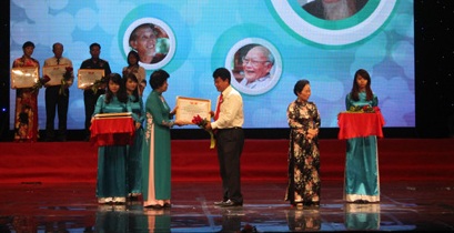 Ông Đỗ Nga Việt, Chủ tịch Công đoàn GTVT VN nhận Bằng khen của chương trình Mắt sáng cho người cao tuổi