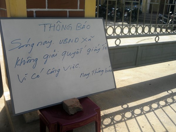 Hoạt động của UBND xã Hương Vinh trong sáng 30/9 hoàn toàn đình trệ do phải đóng cổng để phục vụ công tác điều tra.