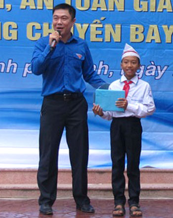 Bí thư Đoàn Cục Hàng không VN Nguyễn Phước Thắng trao giải thưởng cho học sinh trong cuộc thi tìm hiểu kiến thức pháp luật về an ninh, an toàn hàng không