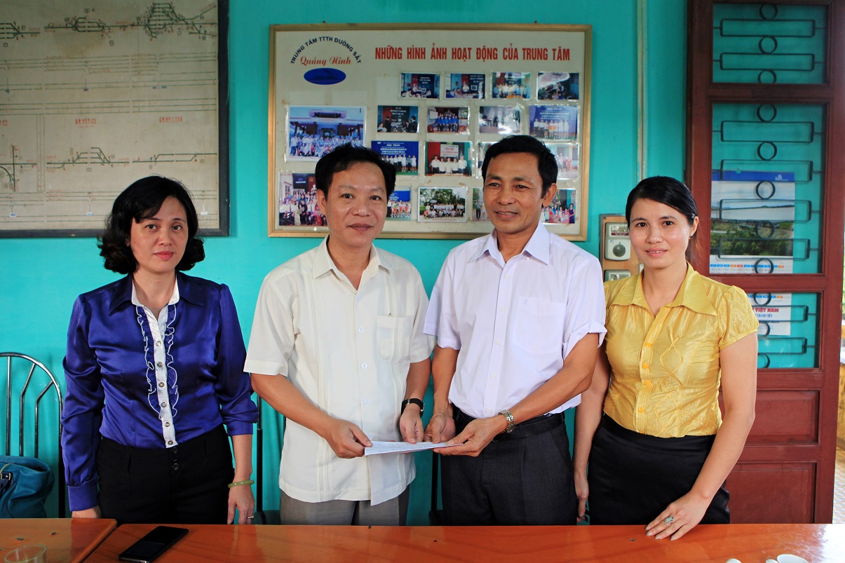  ông Mai Thành Phương - Chủ tịch Công đoàn Tổng Công ty Đường sắt VN trao quà ủng hộ cho gia đình ông Mười có hoàn cảnh khó khăn, có con thi đỗ đại học.